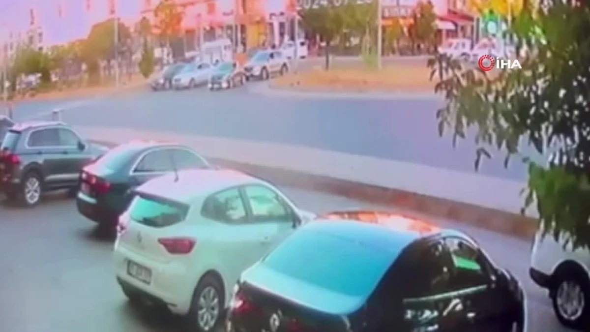 Bingöl’de çocuğa otomobil çarptı, kaza kamerada